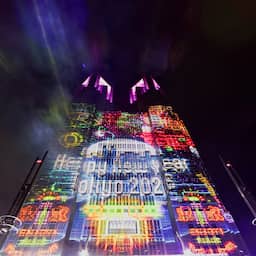 Live Oud en Nieuw | Boa's in Goor bekogeld met vuurwerk, Tokio luidt 2026 in