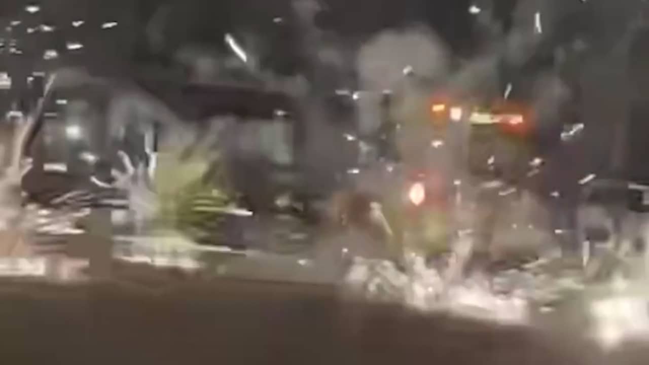 Video | Grote groep bekogelt agenten met vuurwerk en sloopt stadsbus in Utrecht