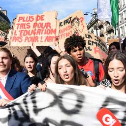 Franse scholierenprotesten escaleren: 'Zoutzuur naar politie gegooid'