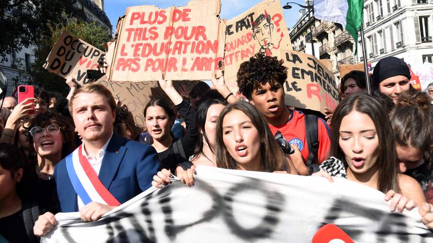 Foto bij Franse scholierenprotesten escaleren: 'Zoutzuur naar politie gegooid'