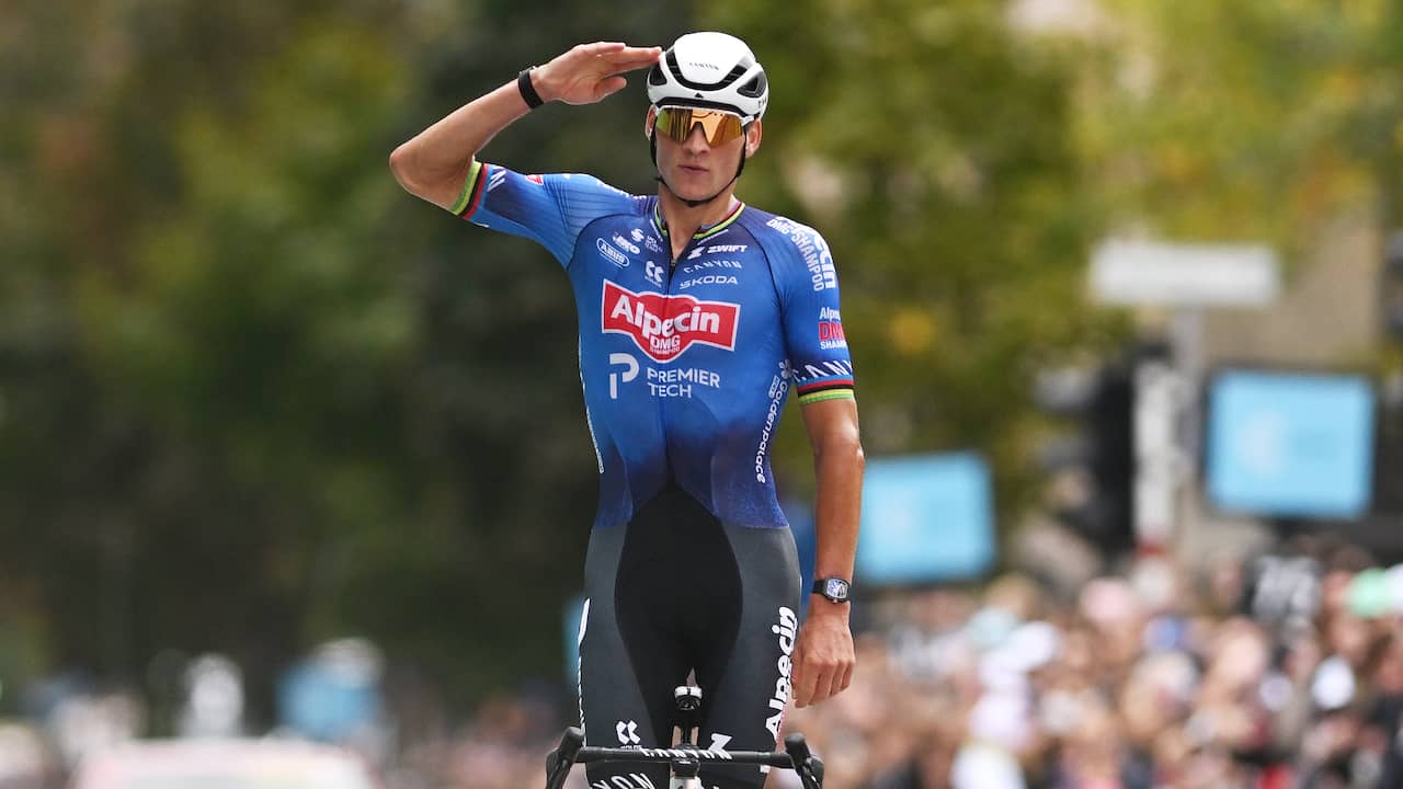 Foto bij Mathieu van der Poel verbaast wielerwereld met zege na solo van 175 kilometer