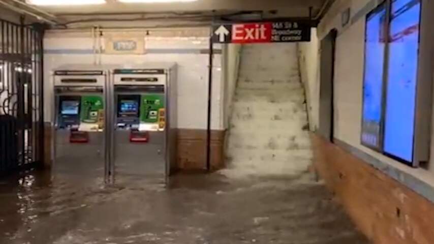 Nasleep Ida: enorme watermassa kolkt in metrostations New York