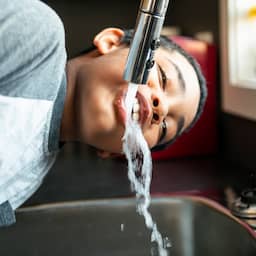 Te veel chemicaliën in kraanwater niet direct onveilig: 'Flessenwater niet beter'