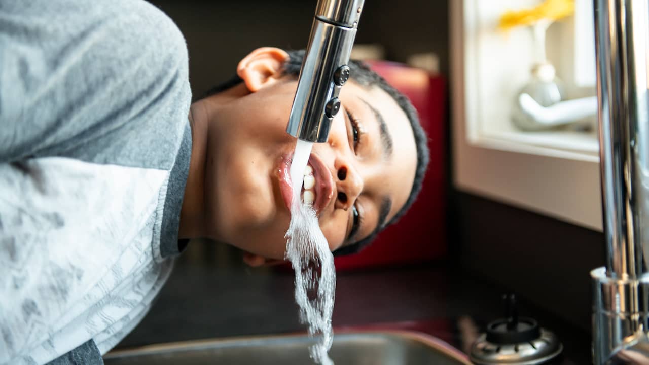 Foto bij Drink gerust kraanwater: te veel chemische stoffen maken je niet direct ziek