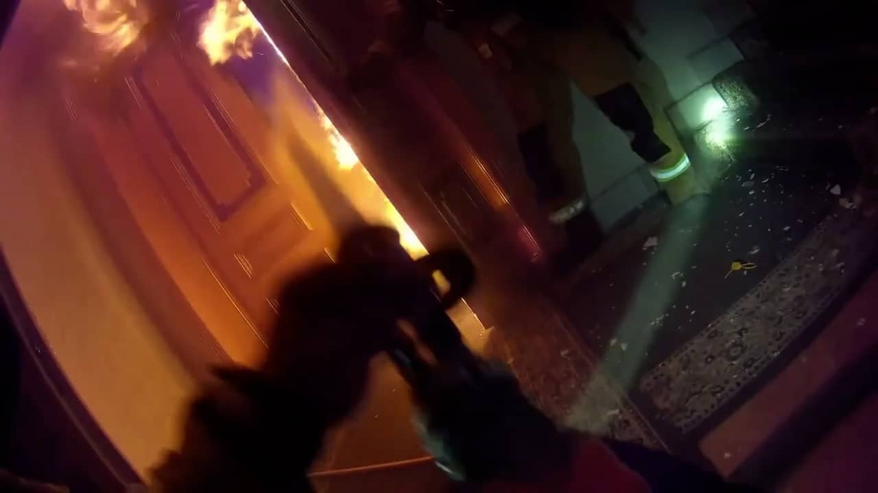 Bodycambeelden tonen Oekraïense brandweer in actie na Russische drone-inslag