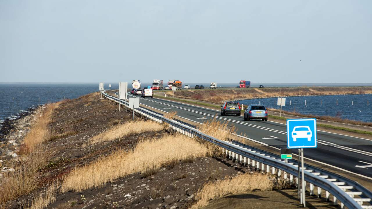 Foto bij Houtribdijk mogelijk jaren dicht voor zwaar verkeer