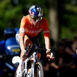 Demi Vollering voor het eerst wereldkampioene na spannende wegrit in Montreal