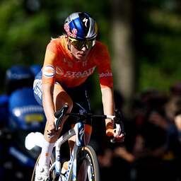 Demi Vollering voor het eerst wereldkampioene na spannende wegrit in Montreal