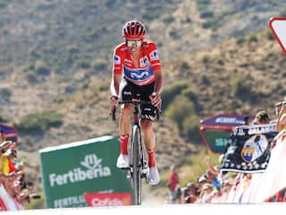 Enric Mas houdt stand in laatste bergrit en is bijna zeker van eindzege in Vuelta