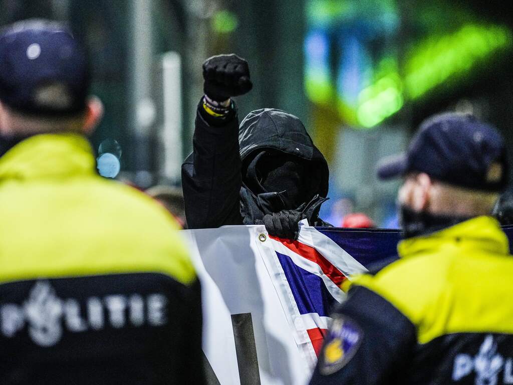 AIVD waarschuwt voor groei 'gevaarlijke' complottheorie over kwaadaardige elite