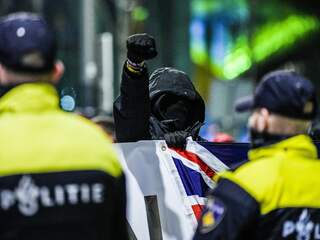 AIVD waarschuwt voor groei 'gevaarlijke' complottheorie over kwaadaardige elite