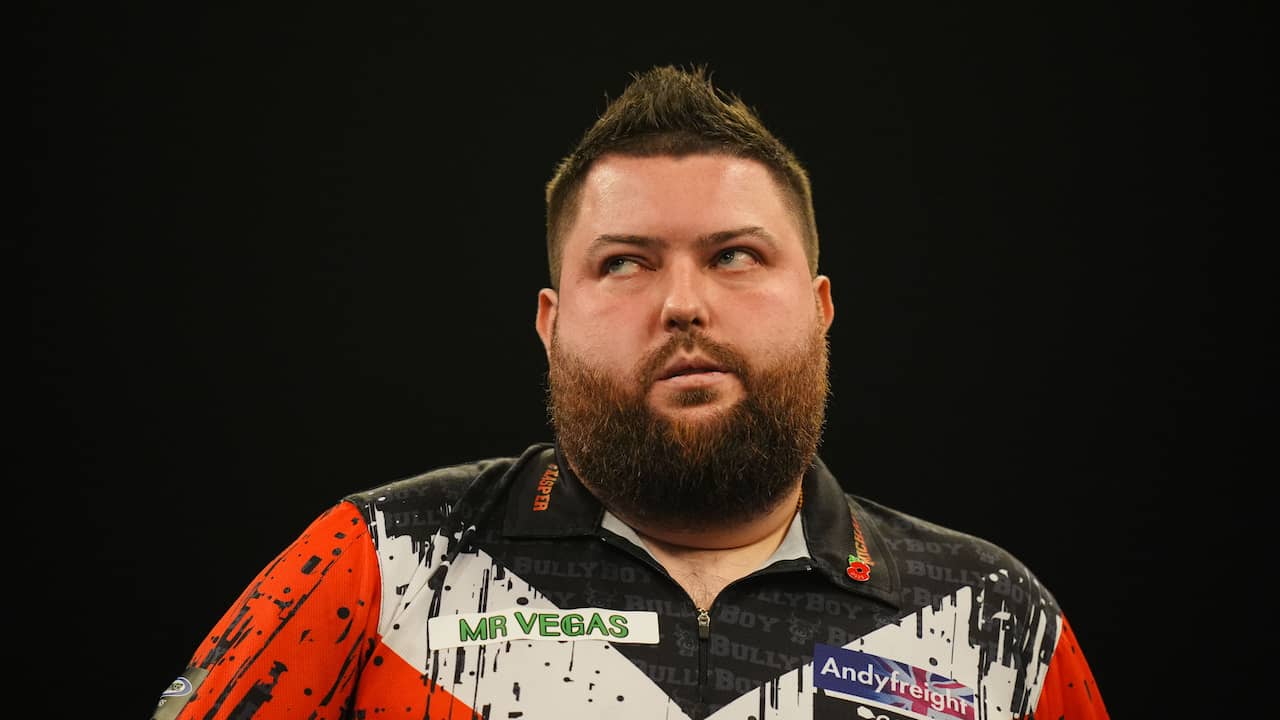 Dartskampioen Smith emotioneel na rentree: 'Ben het zat anderen te zien spelen'