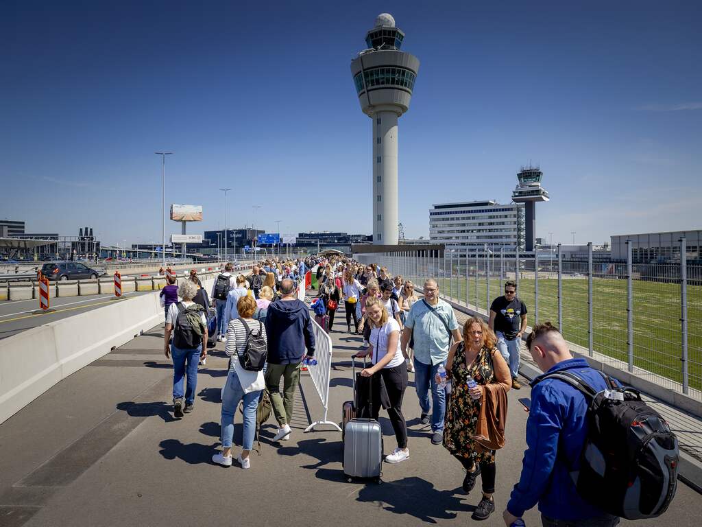 Drukte en problemen op wegen, spoor en Schiphol door Pinksteren