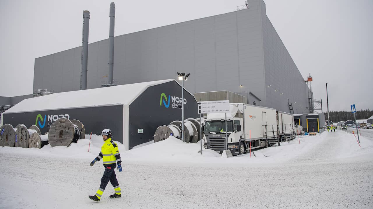 Zweedse accumaker Northvolt in het nauw door geldzorgen en vertrek