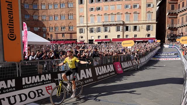Van Aert sprint in Siena naar zege na spektakelstuk door Toscane