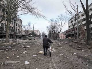 Een maand na de inval gaat de oorlog in Oekraïne onverbiddelijk door