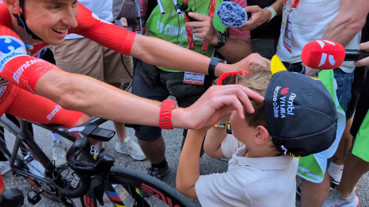 Tadej Pogacar geeft koersbril cadeau aan zoontje van Wout van Aert