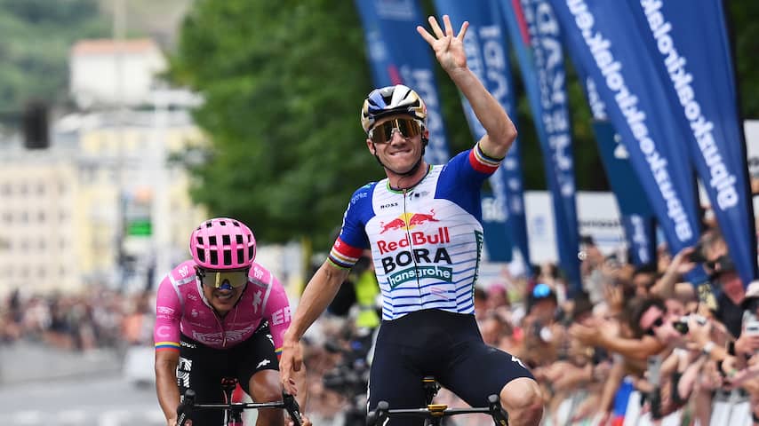 Evenepoel klopt Carapaz en boekt recordzege in Clásica San Sebastián