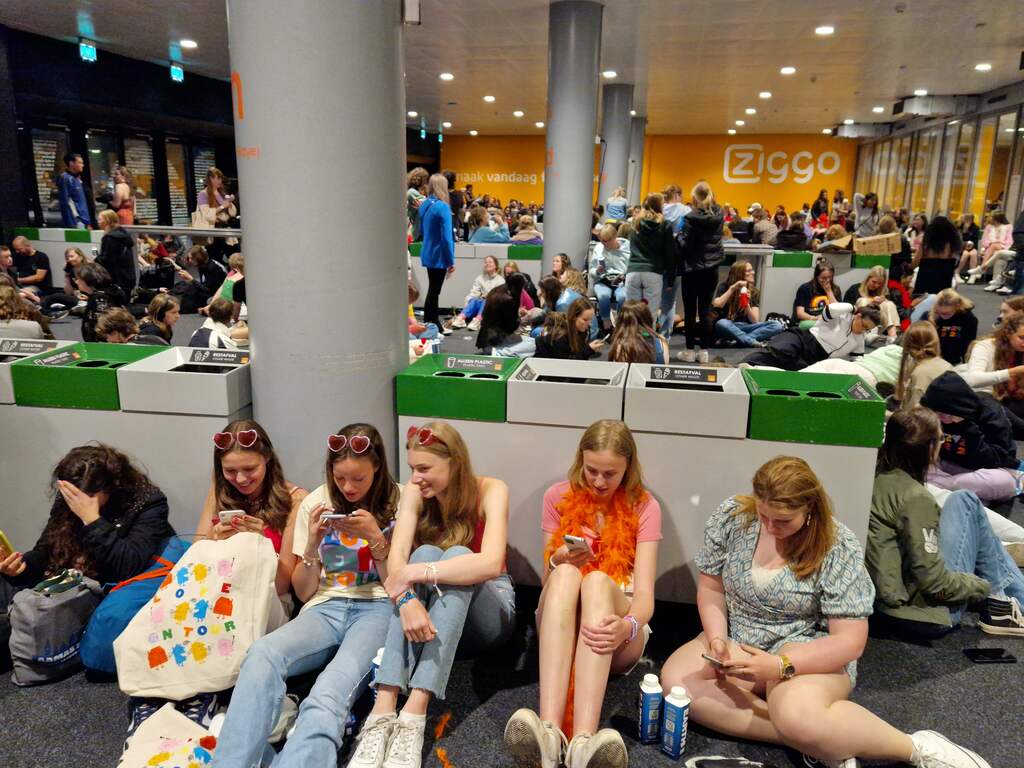 Harry Styles-fans slapen door storing in Ziggo Dome, Rode Kruis helpt in Utrecht