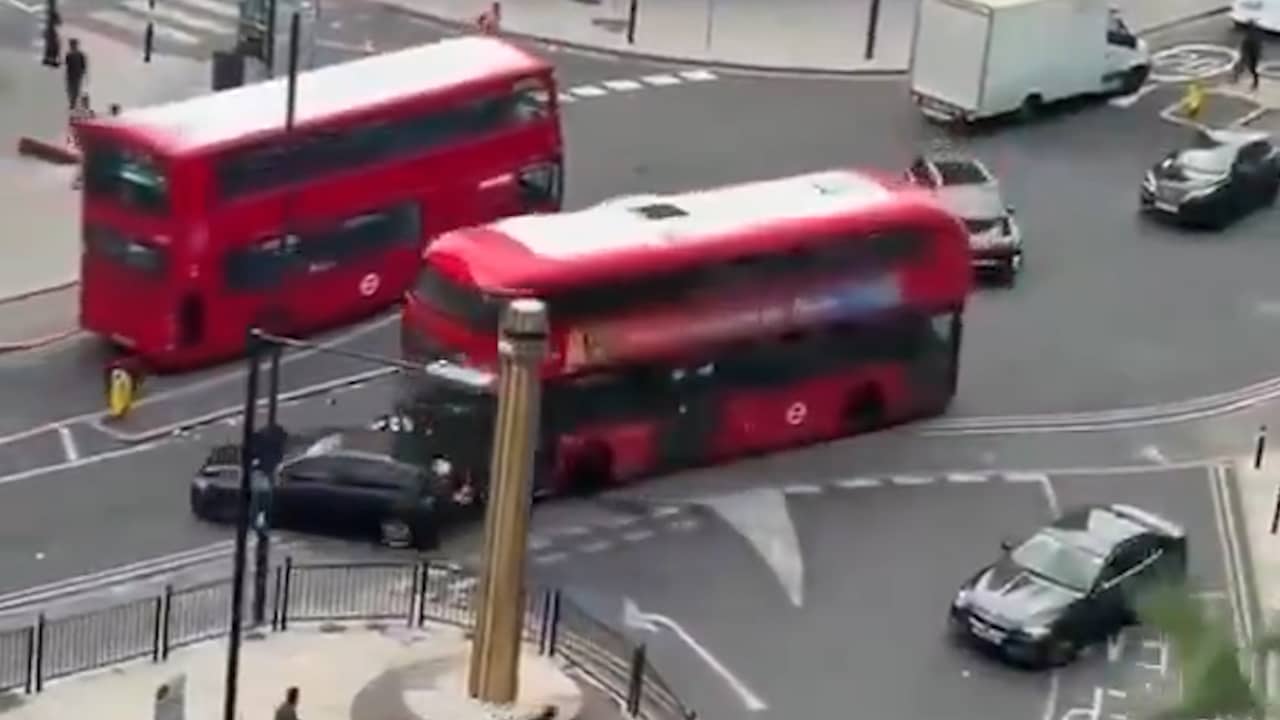 Dubbeldekker sleurt man mee op rotonde en ramt gebouw in Londen