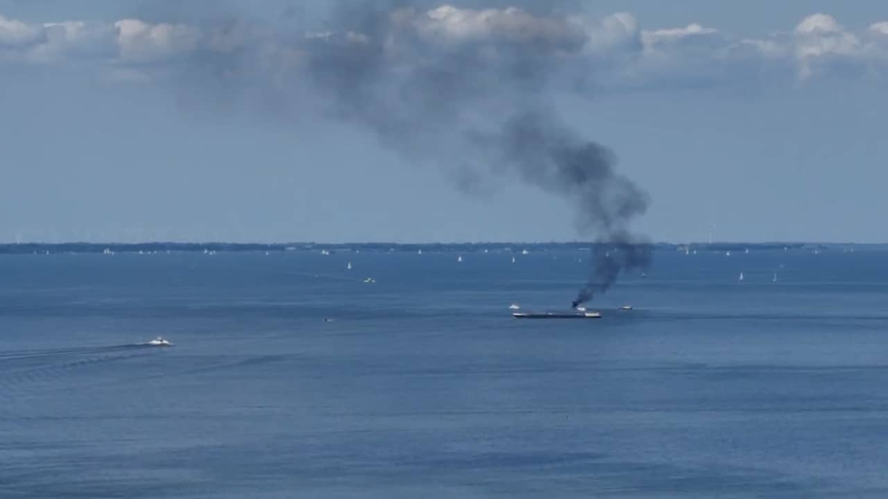 Video | Rook uit zeilboot nabij Urk na explosie