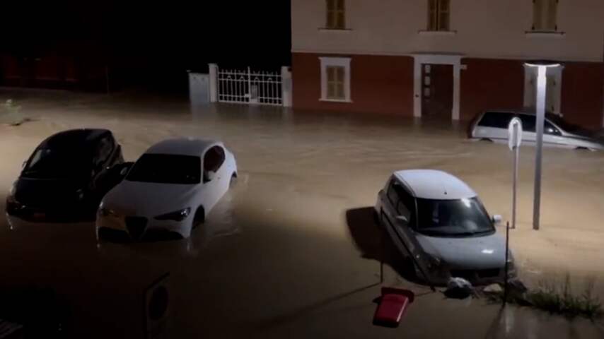 Italiaanse straten veranderen in kolkende rivieren, auto's meegesleurd