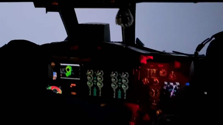 Bliksem verlicht cockpit van stormjagers die door orkaan Milton vliegen