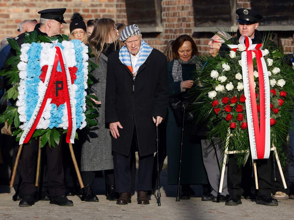 Herdenking bevrijding Auschwitz begonnen met kranslegging door overlevenden