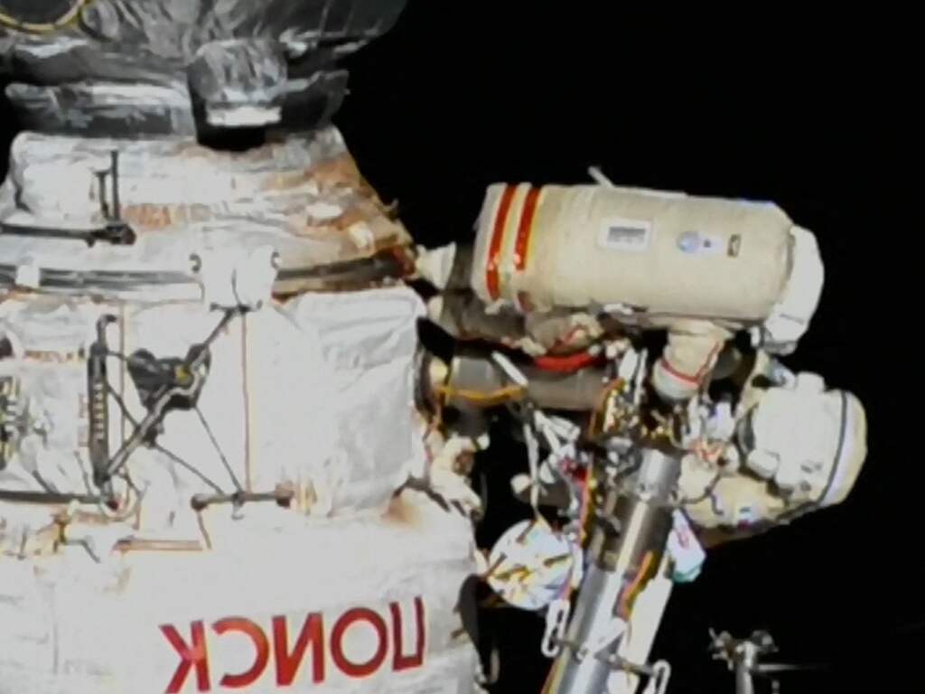 Kosmonaut moet tijdens ruimtewandeling snel terug naar ISS wegens defect pak