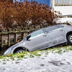 Live weer | Auto's van weg door gladheid, Schiphol schrapt vele vluchten