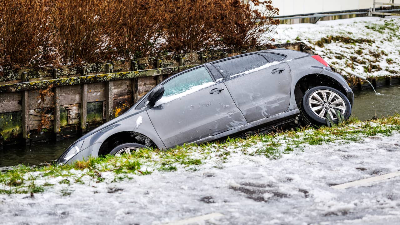 Live weer | Auto's van weg door gladheid, Schiphol schrapt vele vluchten