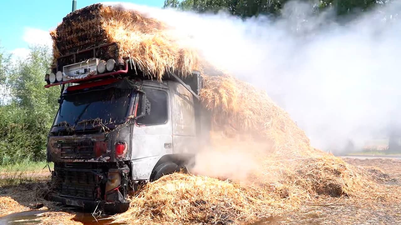 Video | Vrachtwagen met hooibalen brandt uit in Schijndel