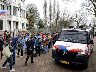 Russen in lange rij voor stembus in Den Haag na oproep tot protest