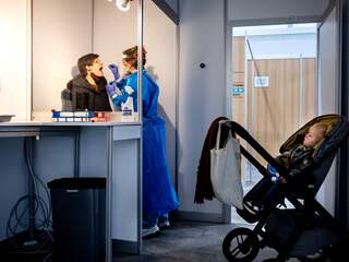 Waarom we (nog) niet kunnen zeggen dat de omikronvariant minder ziek maakt