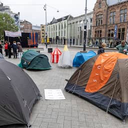 Video | Dolle Mina's protesteren door heel het land: 'Liever bed dan begrafenis'