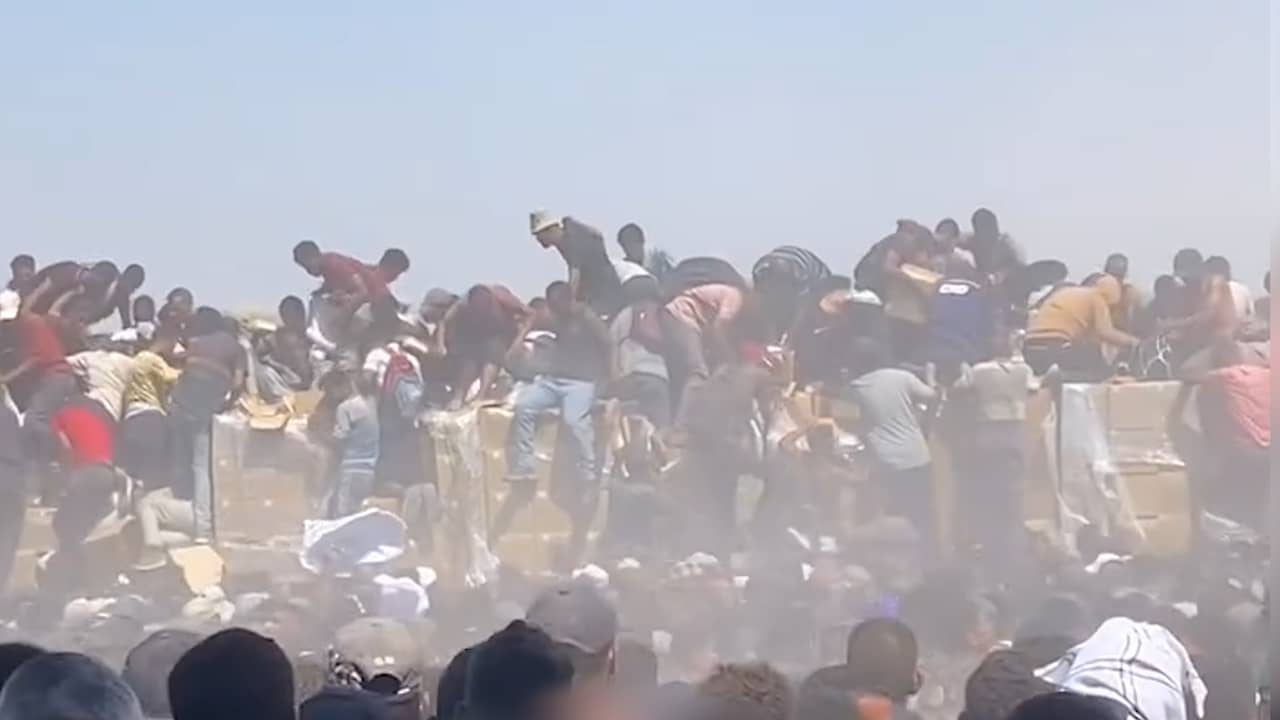 Beeld uit video: Grote drukte rondom voedseltrucks die Gaza binnenkomen