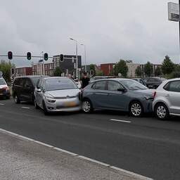 Video | Zes auto's staan tegen elkaar aan na kettingbotsing in Rijswijk