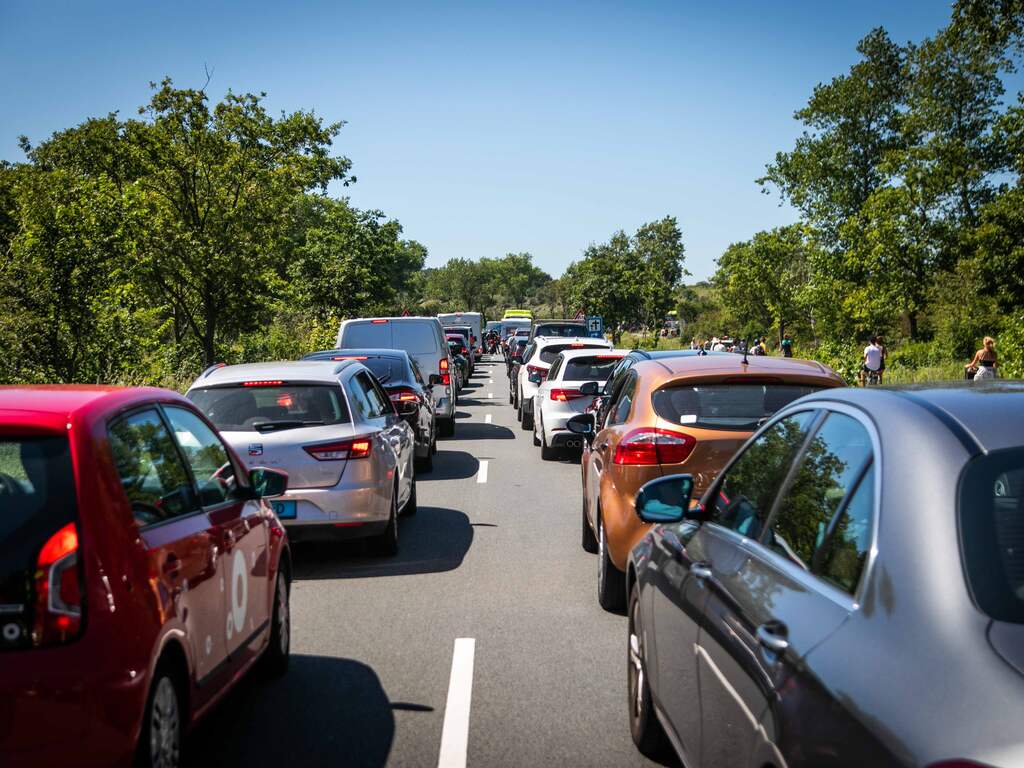 Ongelukken en Pinksterverkeer zorgen voor grote drukte op Nederlandse wegen