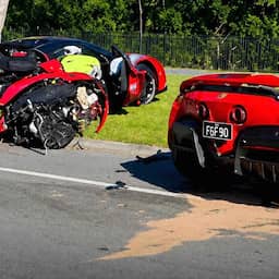 Video | Ferrari ligt in twee stukken op de weg na botsing in Australië