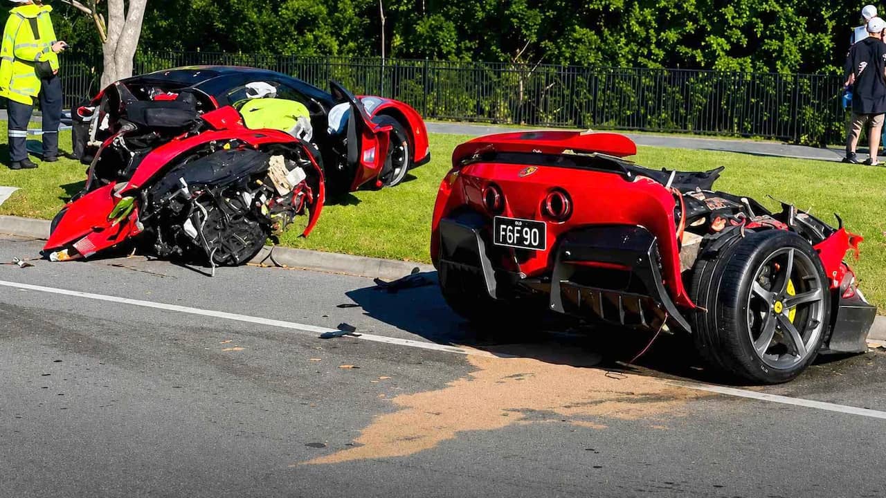 Ferrari ligt in twee stukken op de weg na botsing in Australië