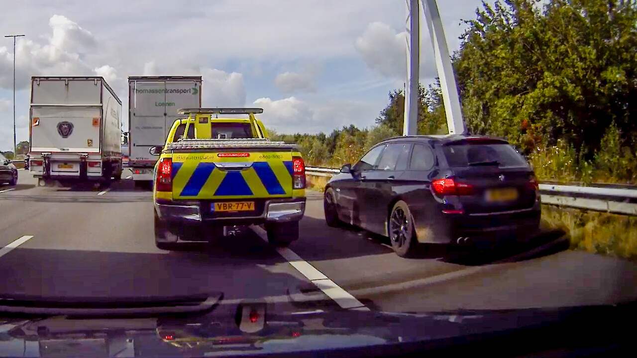 Automobilist haalt file op A1 in via vluchtstrook en krijgt