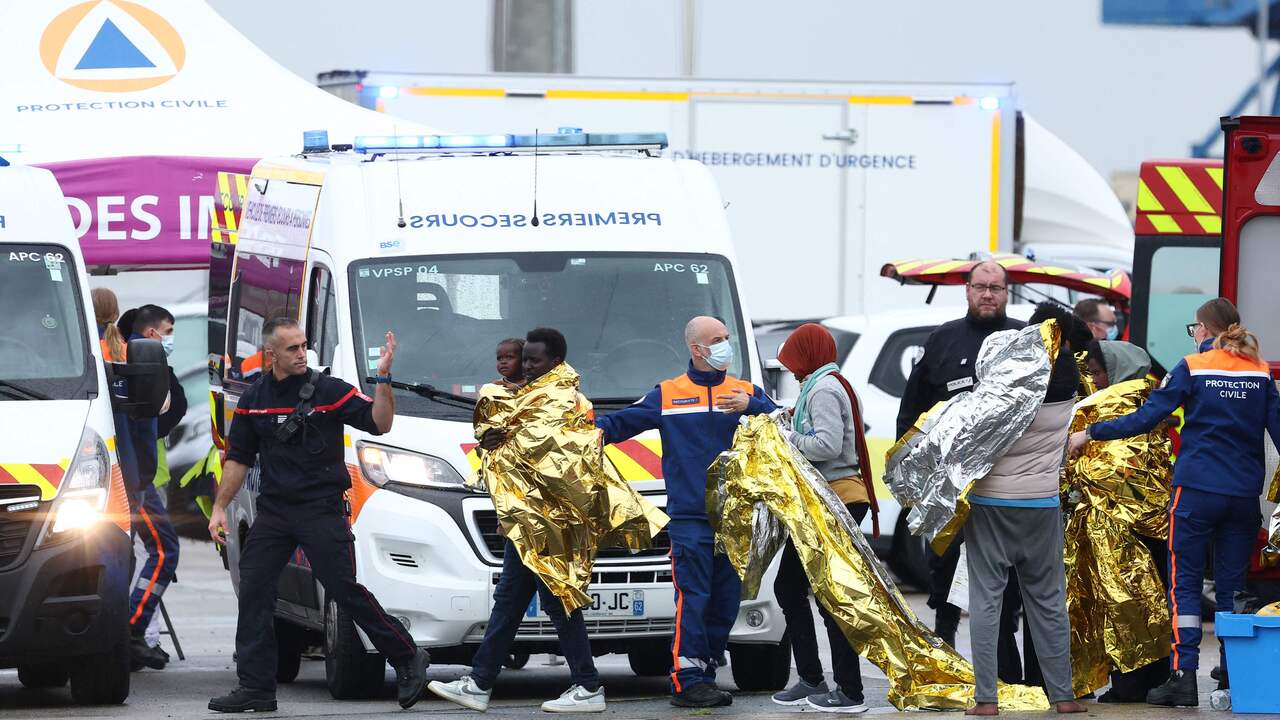 Foto bij Twee vrouwen en een kind omgekomen na kapseizen migrantenboot op Kanaal