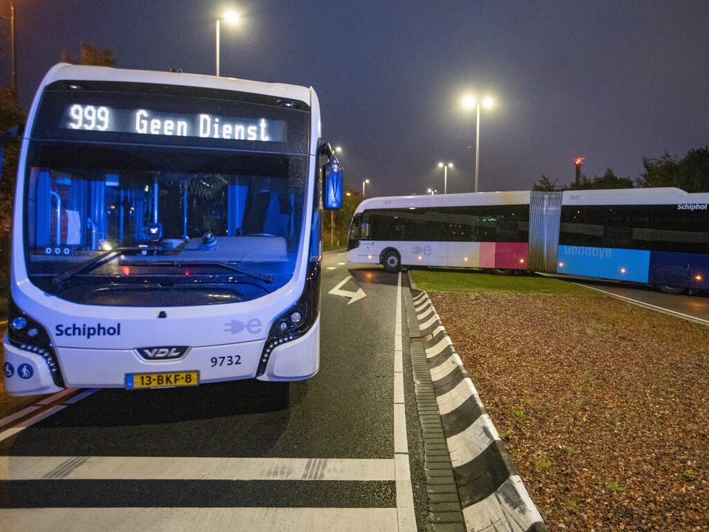 Zaterdag geen of minder bussen van en naar Schiphol door staking streekvervoer