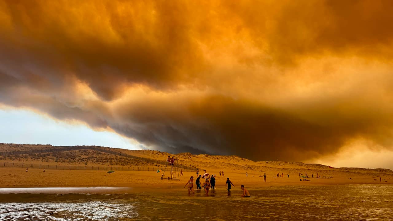 Strandbezoekers zien lucht oranje kleuren door brand in Bordeaux