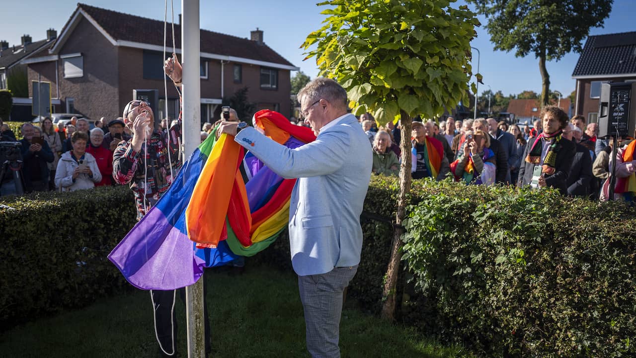 Regenboogvlaggen in Oldebroek dag voor Coming Out Day verdwenen
