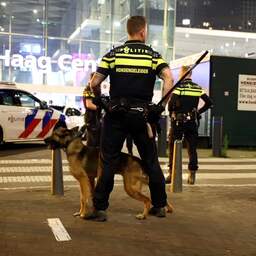 Video | Politie schiet belaagde hulpverleners te hulp in Den Haag