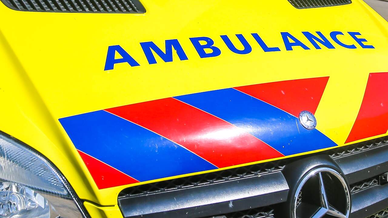Bestelbus knalt achterop auto voor stoplicht bij N65 Biezenmortel