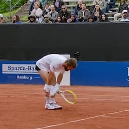 Video | Gegniffel in publiek als tennisser broek naar beneden trekt na verloren punt
