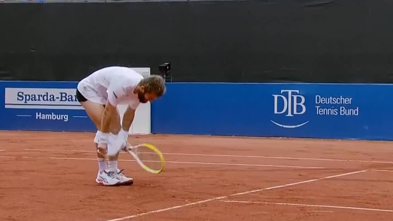 Video | Gefrustreerde tennisser trekt broek naar beneden na verloren punt