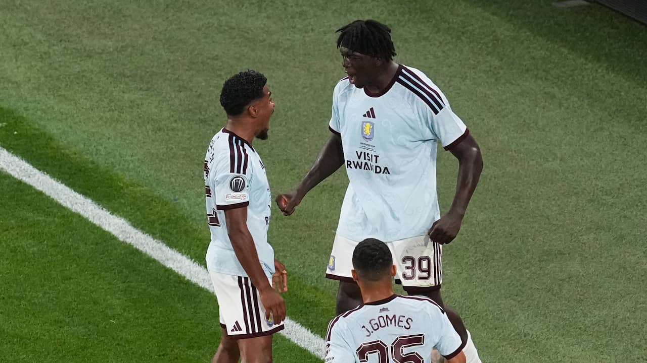 17-jarig toptalent Madjo blinkt uit bij Aston Villa en tikt bal over keeper